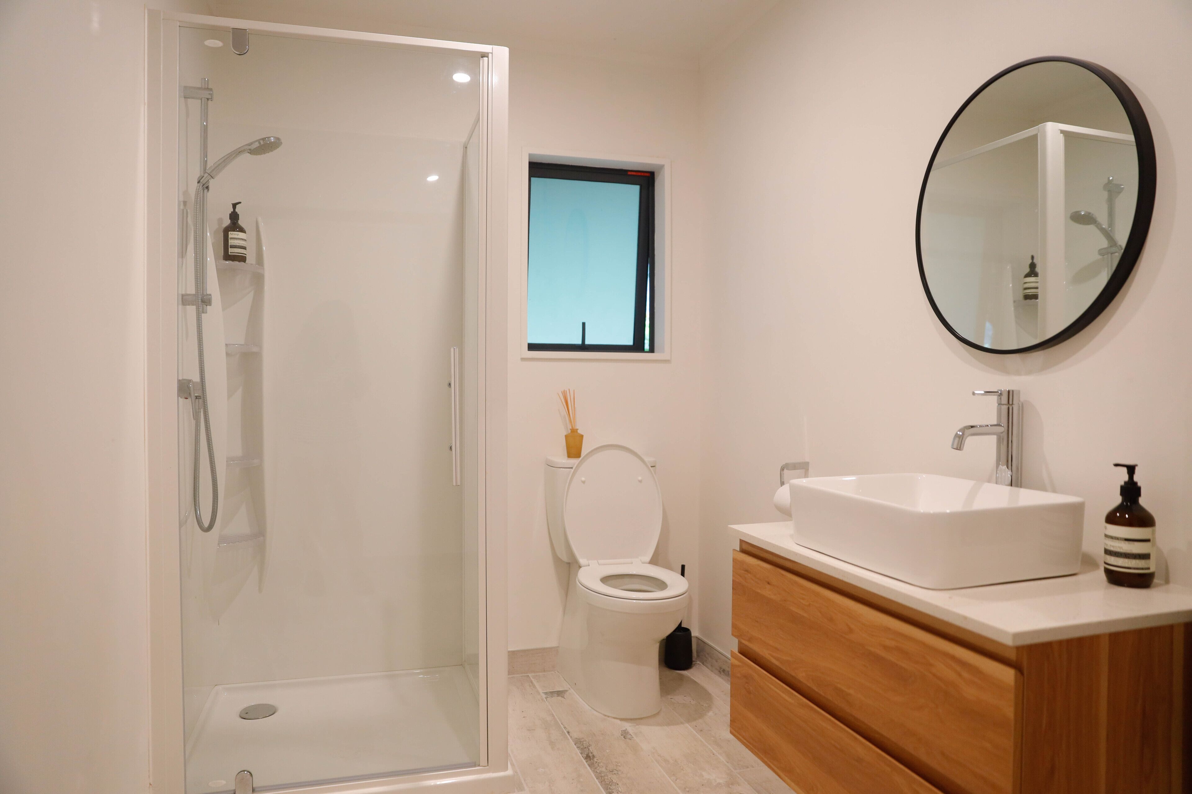 Dusche, Handtücher, Seife, Toilettenpapier