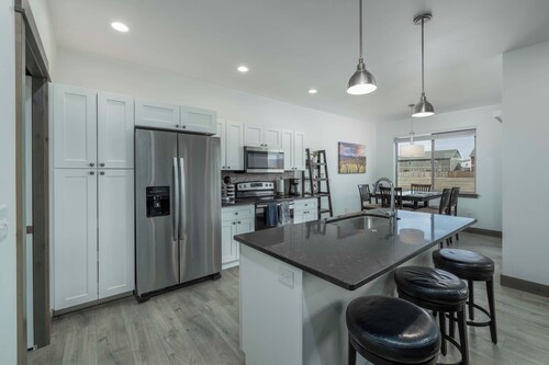 Large Townhome, fenced yard, 4 miles to downtown & MSU, A/c, walking trails