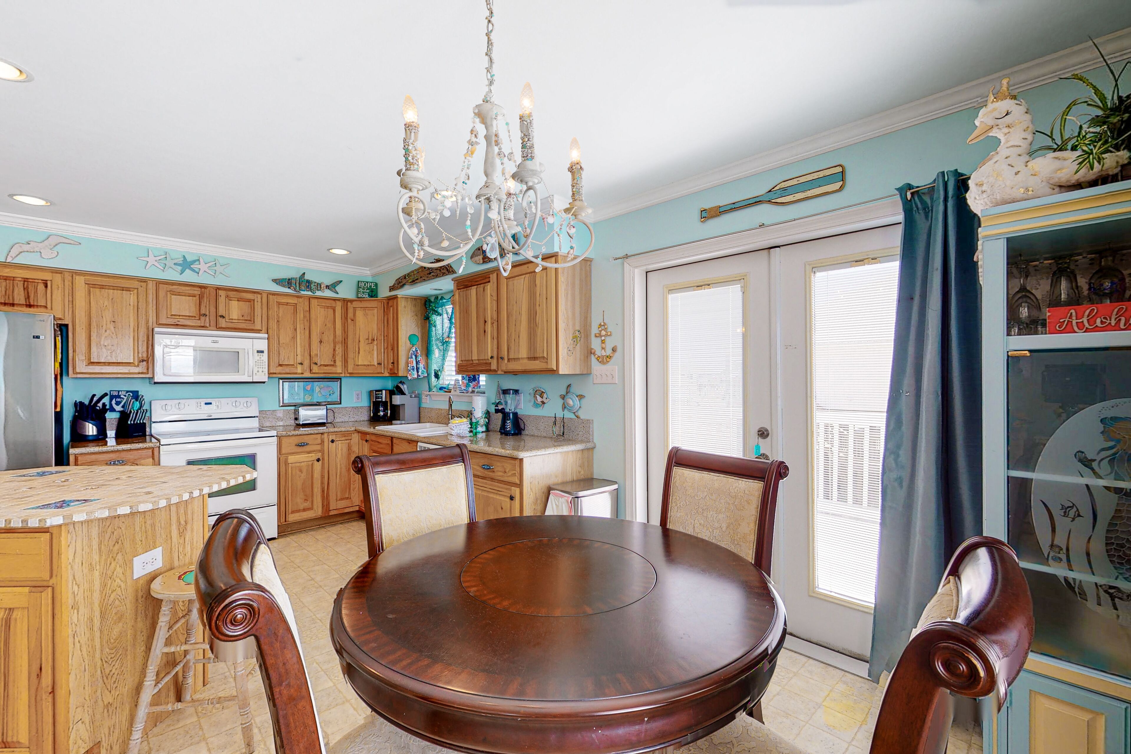 Perfect island getaway with furnished deck, gulf views, free WiFi & more