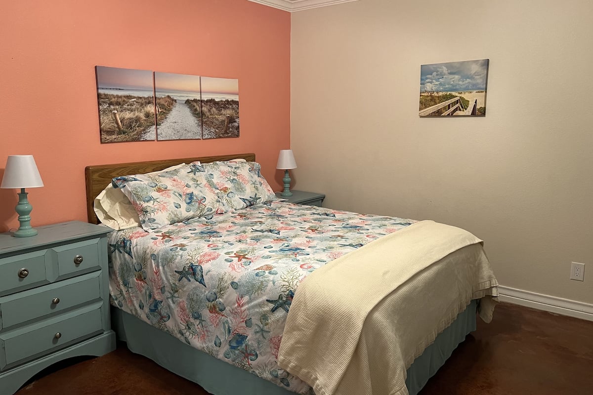 Premium Cottage | 2 bedrooms, blackout drapes, free WiFi, bed sheets