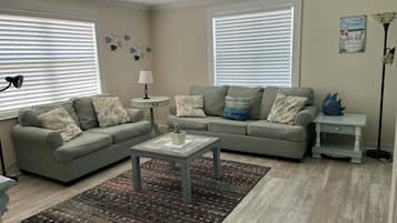 Deluxe Cottage | Living area