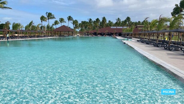 A large, clear swimming pool with lounge chairs and palm trees in the background. - Vila Galé Alagoas - All Inclusive (Barra de Santo Antonio)