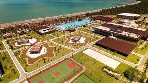 An aerial view of a resort with a swimming pool, tennis courts, and a beach. - Vila Galé Alagoas - All Inclusive (Barra de Santo Antonio)