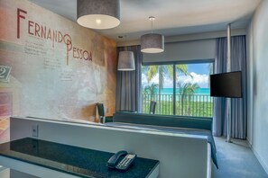 Mini-bar avec articles gratuits, coffres-forts dans les chambres