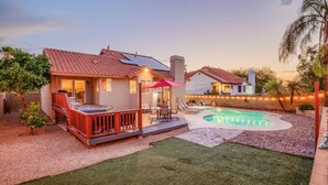 Il s’agit d’une propriété résidentielle dotée d’une piscine, d’une terrasse avec mobilier d’extérieur et d’un patio couvert.