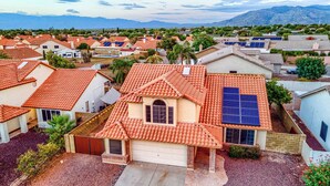 Un quartier résidentiel où les maisons sont dotées de toits recouverts de tuiles rouges et de panneaux solaires.