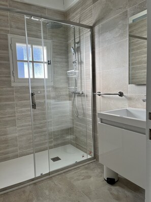 Shower, hair dryer - Charming oceanfront cottage (Assérac)