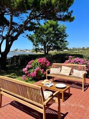 Terrace/patio - Charming oceanfront cottage (Assérac)