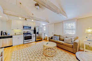 TV - Duplex bungalows with fast WiFi, enclosed yard, & walkable locale, dog-friendly (West Yarmouth)