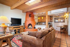 Smart TV, fireplace, DVD player, books - Outstanding Fort Marcy Condo Above The Plaza (Santa Fe)