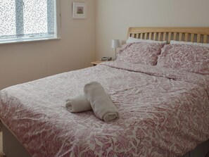 2 عدّة غرف نوم وواي فاي مجانًا وملاءات أسرّة