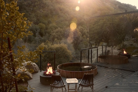 Outdoor spa tub. Paradise Ranch Inn Stellar House Hot-Tub,Sauna .