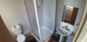 Business tweepersoonskamer | Badkamer | Een douche, handdoeken