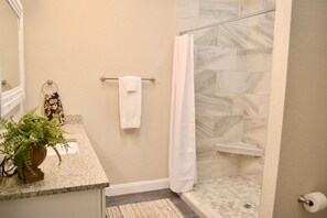 Douche, sèche-cheveux, serviettes fournies, savon