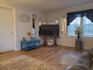 TV connectée, livres, chaîne hi-fi