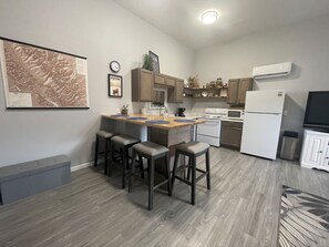 Kjøleskap, mikrobølgeovn, ovn og kokeplater