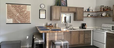 Réfrigérateur, micro-ondes, four, plaque de cuisson