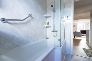 Bathroom - Hare Cottage (Abergavenny)