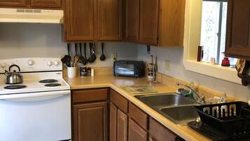 Coffee/tea maker, fridge, microwave, stovetop