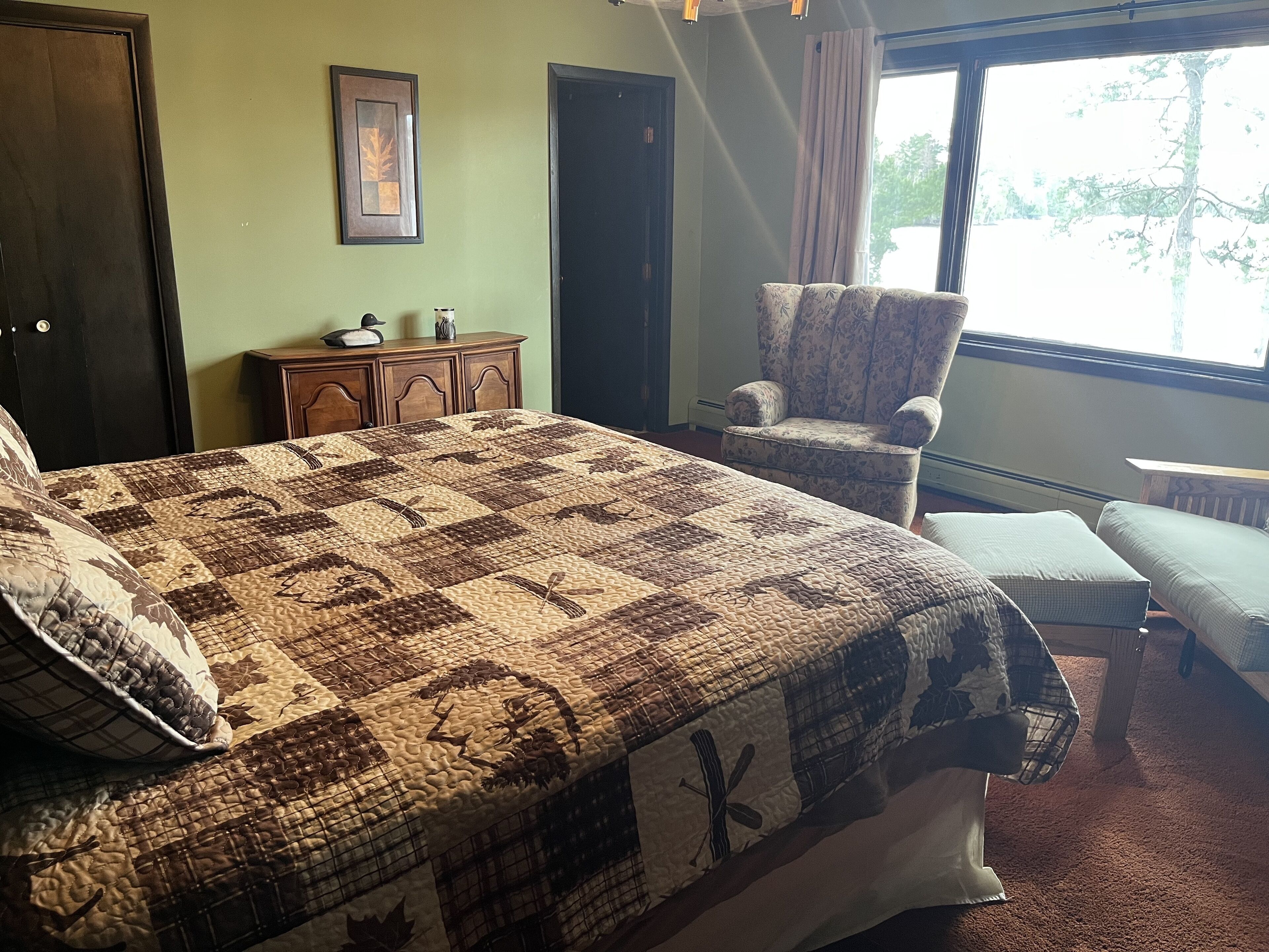 Lakefront cabin near the trails