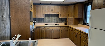Roomy lakefront cabin near the trails