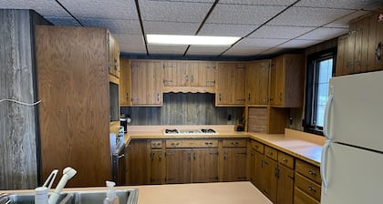 Roomy lakefront cabin near the trails