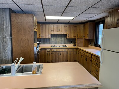 Roomy lakefront cabin near the trails