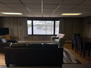 Smart TV, DVD player, books, video library - Roomy lakefront cabin near the trails (Mercer)