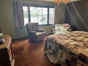 3 bedrooms, free WiFi, bed sheets - Roomy lakefront cabin near the trails (Mercer)