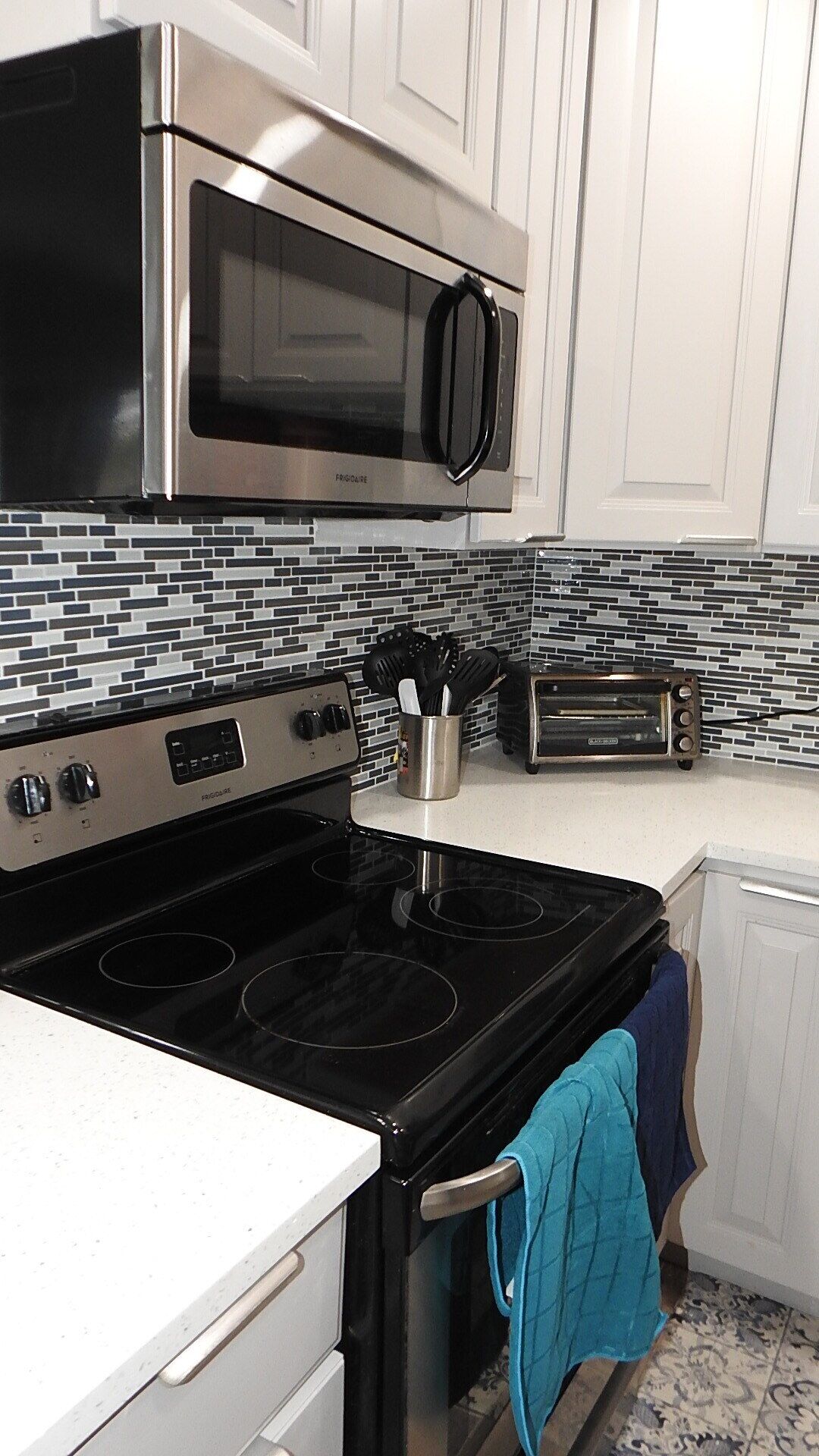 Remodeled 4 bedroom - 5 beds 2 full baths house 10 miles to Ft. Lauderdale beach