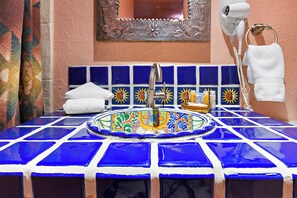 Combined shower/bathtub, hair dryer, towels