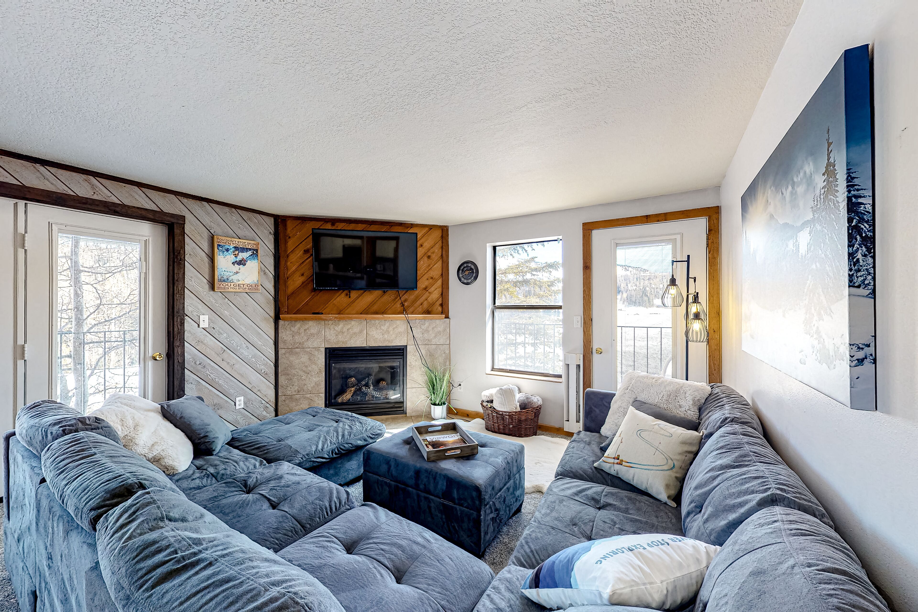 Delightful condo near the slopes with shared pool/hot tub, 3 balconies & WiFi