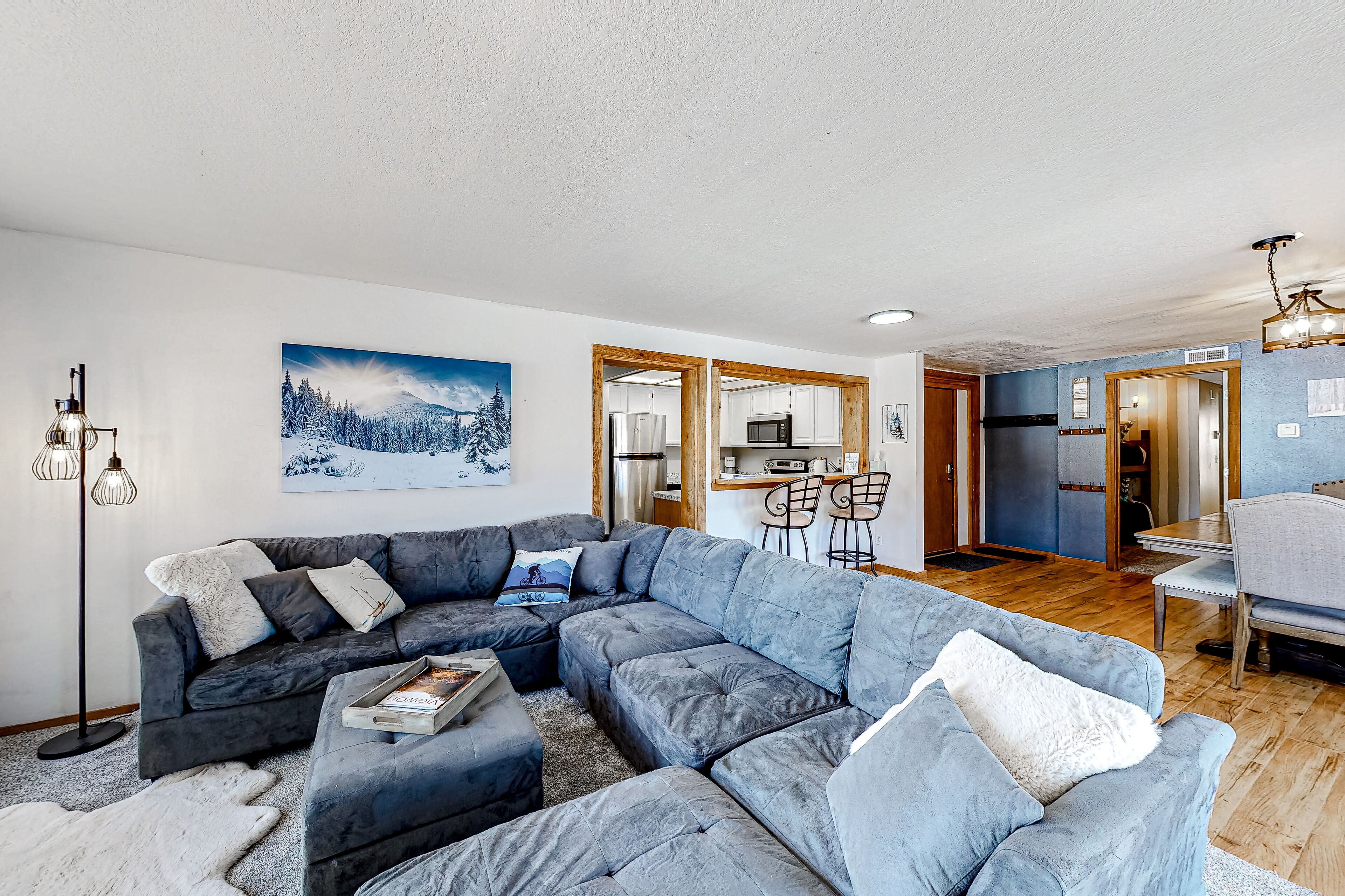 Delightful condo near the slopes with shared pool/hot tub, 3 balconies & WiFi