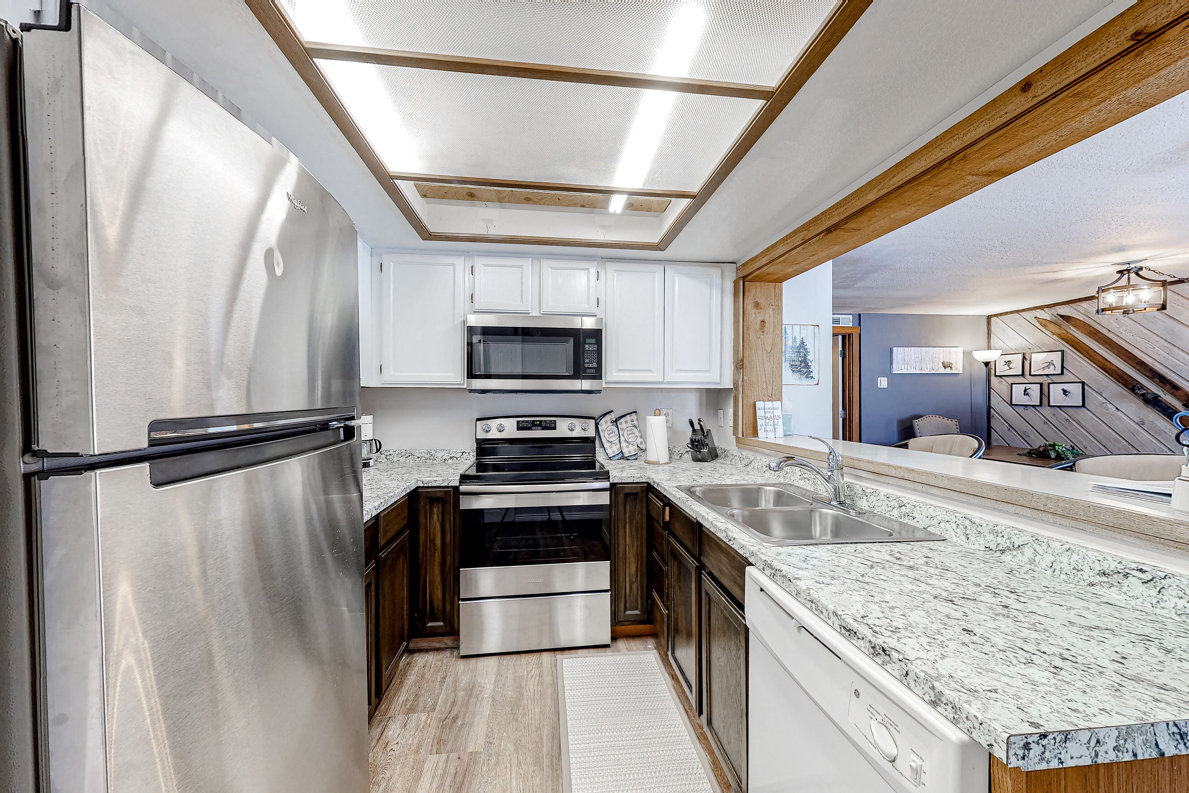 Delightful condo near the slopes with shared pool/hot tub, 3 balconies & WiFi