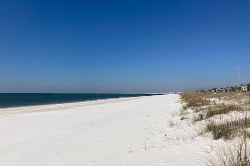 Gulf view getaway with WiFi, sunroom, gas grill, A/C, & full kitchen