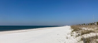 Gulf view getaway with WiFi, sunroom, gas grill, A/C, & full kitchen