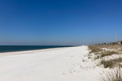Gulf view getaway with WiFi, sunroom, gas grill, A/C, & full kitchen