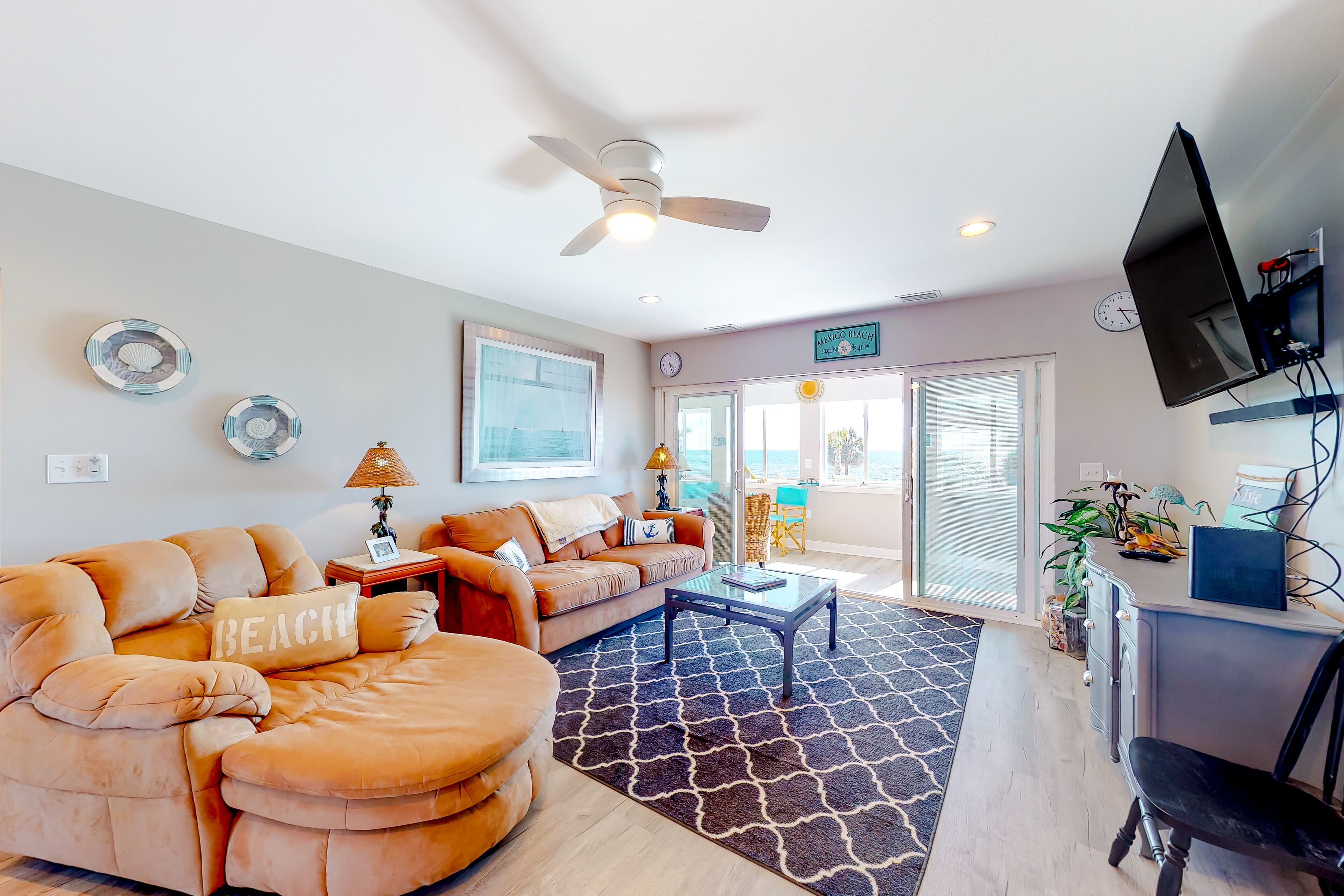 Gulf view getaway with WiFi, sunroom, gas grill, A/C, & full kitchen