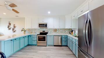 Køleskab, mikrobølgeovn, ovn, kogeplade