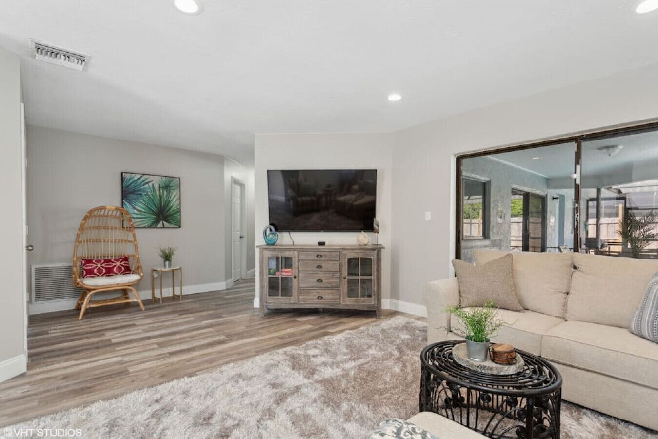 Fernseher, Kamin, Tischtennisplatte, Stereoanlage