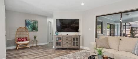 TV, fireplace, ping pong, stereo