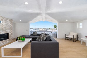 Smart TV, chimenea y tenis de mesa 