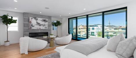 5 bedrooms, desk, free WiFi, bed sheets