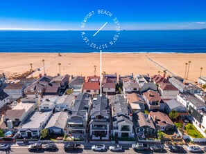 Playa en los alrededores, camastros y toallas de playa 