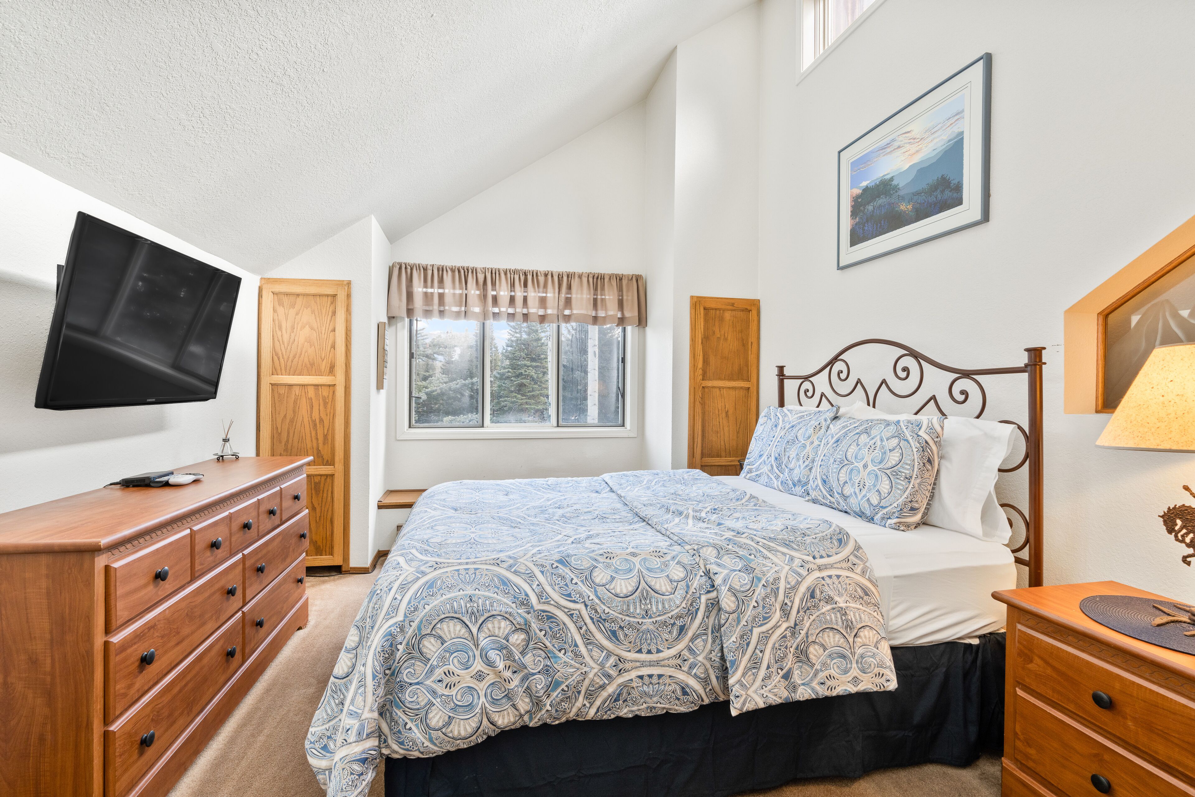 2 bedrooms, desk, iron/ironing board, internet