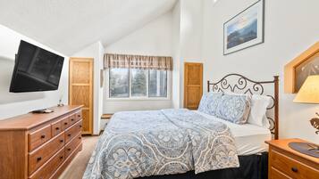 2 bedrooms, desk, iron/ironing board, internet