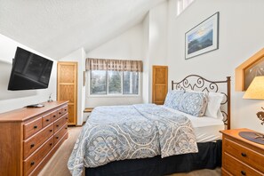 2 bedrooms, desk, iron/ironing board, Internet
