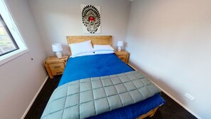 5 bedrooms, travel crib, free WiFi, bed sheets - Yellow Door (Ohakune)