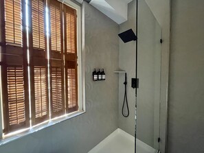 Shower, hair dryer, towels, soap - Beautiful 2 level condo in the heart of Old Town Alexandria (Alexandria)