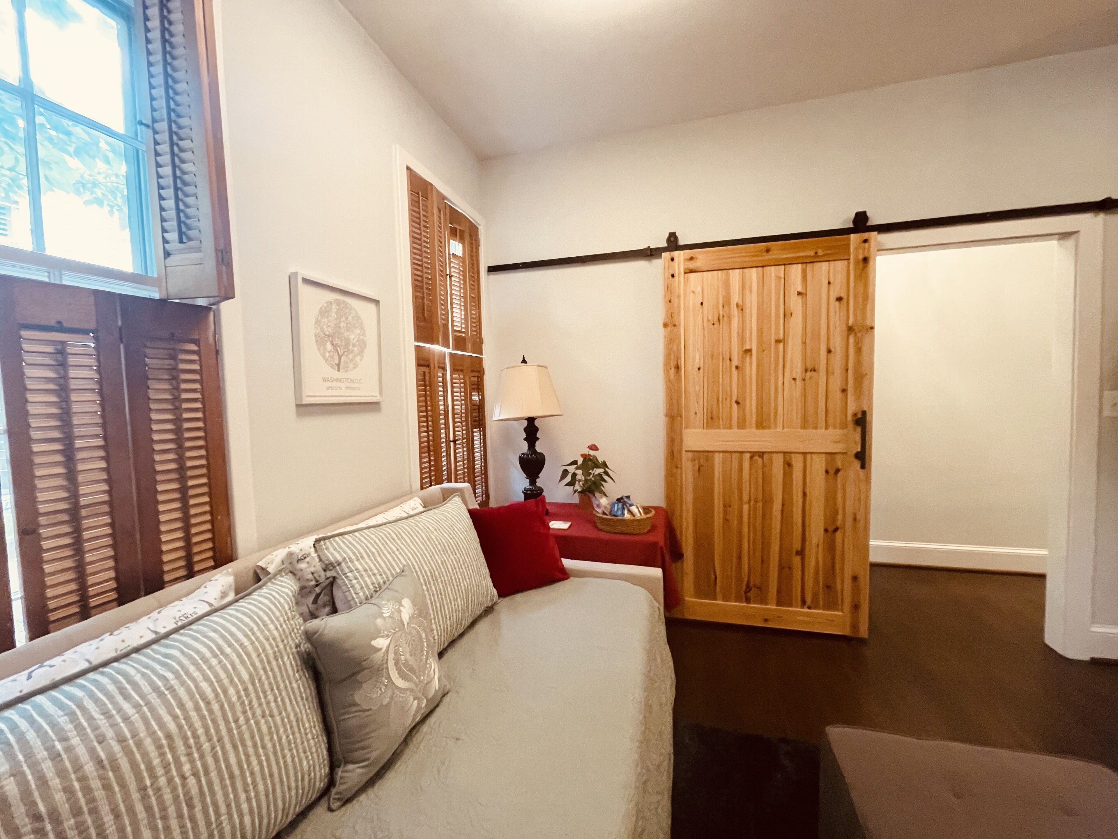 Beautiful 2 level condo in the heart of Old Town Alexandria